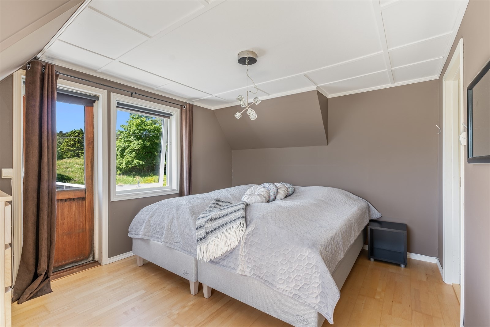 Soverom med utgang til altan Galleribilde