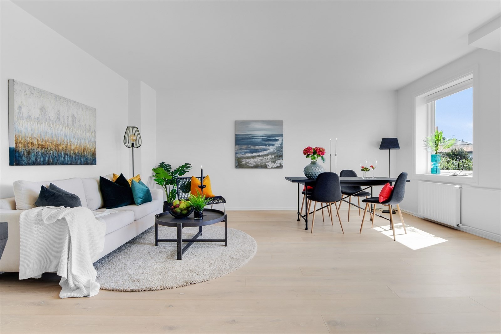Stuen har enstavs parkett og malte vegger fra 2020. Nye vinduer i hele leiligheten, samt balkongdør. Galleribilde