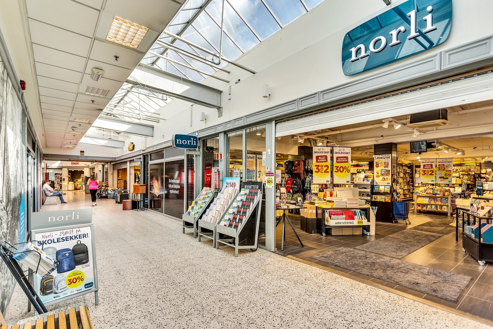 Tåsen nærsenter, 2 minutters gange fra boligen, har både apotek, dagligvare med ferskvaredisk, bokhandel etc. Galleribilde
