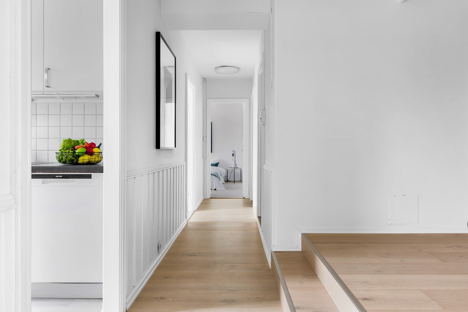 Gangen i leiligheten gir adkomst til bad/wc, innvendig bod, 2 store soverom, kjøkken og stue. Galleribilde