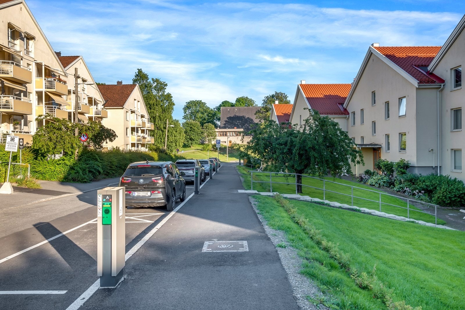 Gateparkering. Mulighet for leie av biloppstillingsplass og garasjeplass etter venteliste. Det vil bli bygget
nye garasjer til høsten. Elbillading i gaten utenfor bygningen. Galleribilde