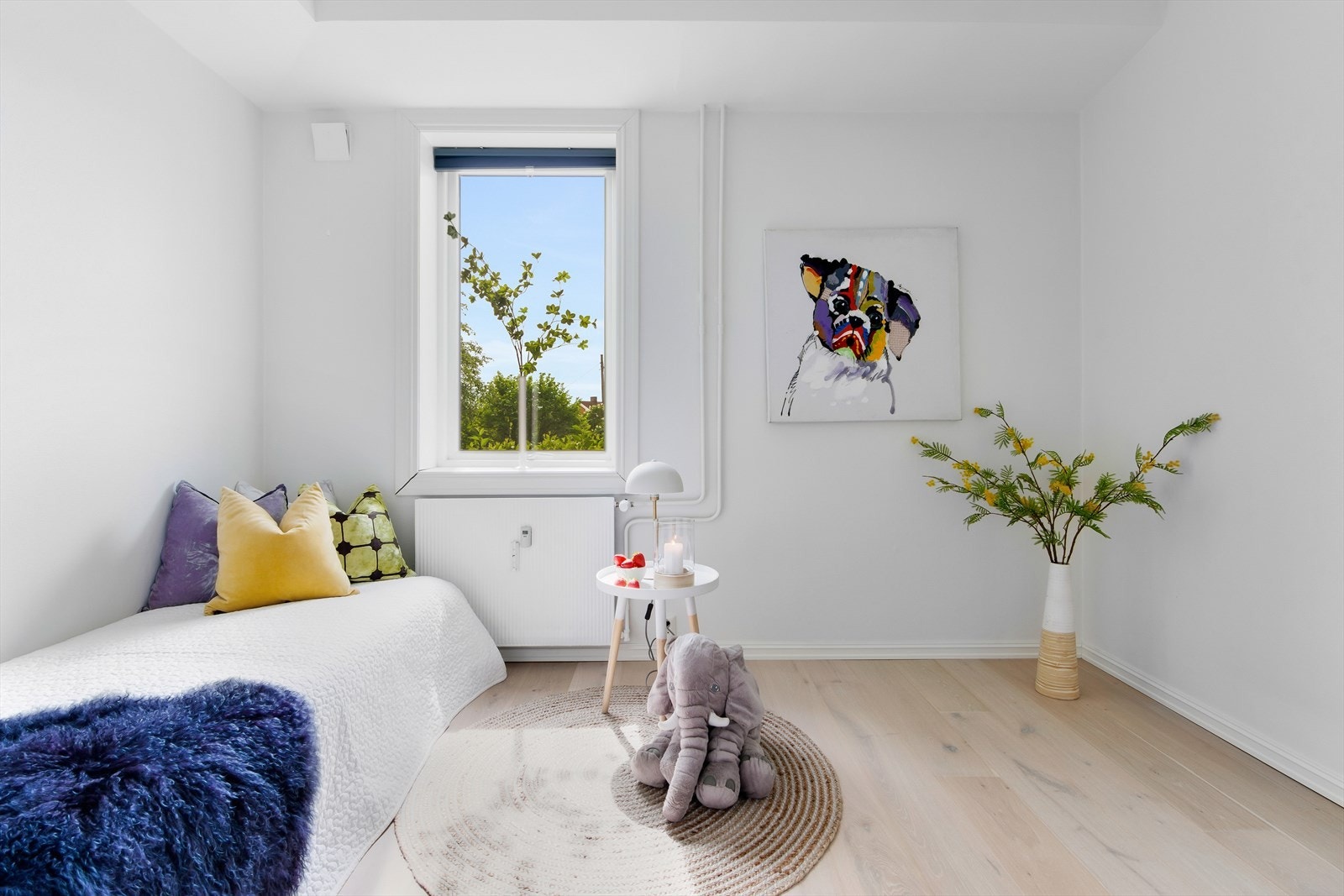 Soverom 2 har god plass til seng, skap og skrivebord. Galleribilde