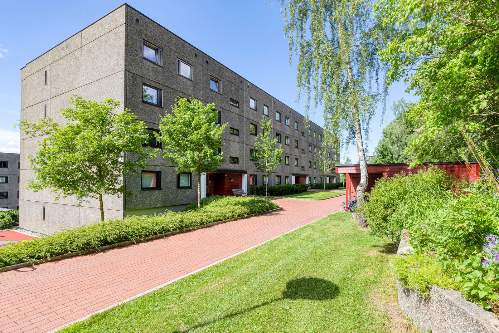 Flott beliggenhet, med kort vei til offentlig kommunikasjon, dagligvare og flotte tur- og grøntområder i Sørkedalen, Mærradalen og Nordmarka. Galleribilde