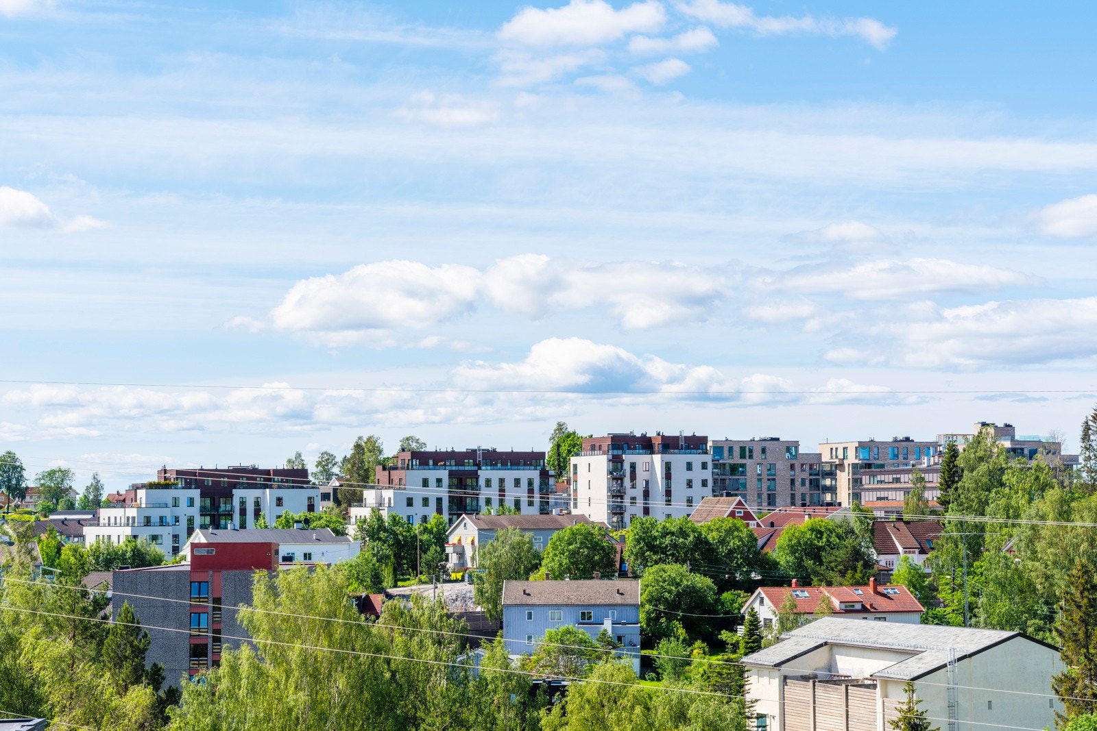 Det er utsikt mot bl.a. Røa sentrum med Røasenteret, Røa bad og nye Røa torg m.m. Galleribilde