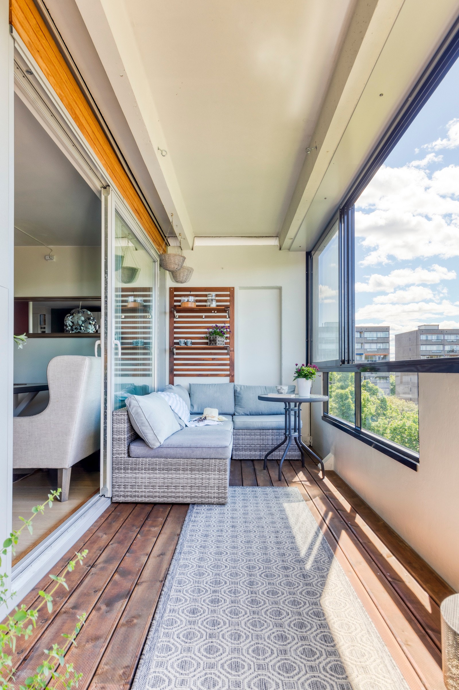 Balkongen er et fint sted for hyggelige grillkvelder og det er tilgang på strøm, samt elektrisk markise. Galleribilde