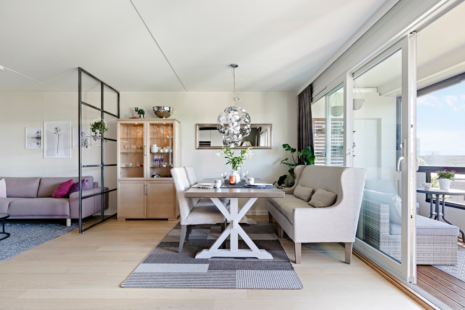 Leiligheten fremstår pen med bl.a. ny enstavs eikeparkett, nytt listverk og helsparkling av vegger i stue og kjøkken m.m. Galleribilde