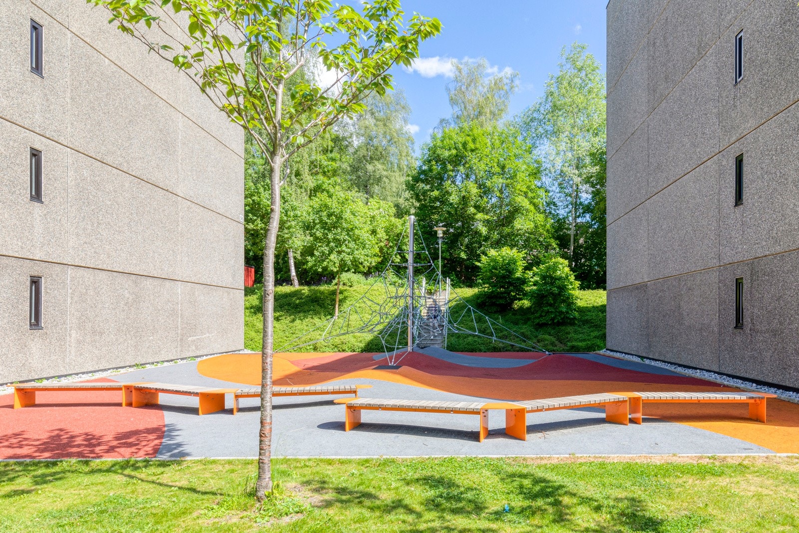 Borettslaget har pent opparbeidede fellesarealer med lekeplasser, felles grillplass, flotte gressplener, bærbusker, frukttrær, bordtennisbord m.m. Galleribilde