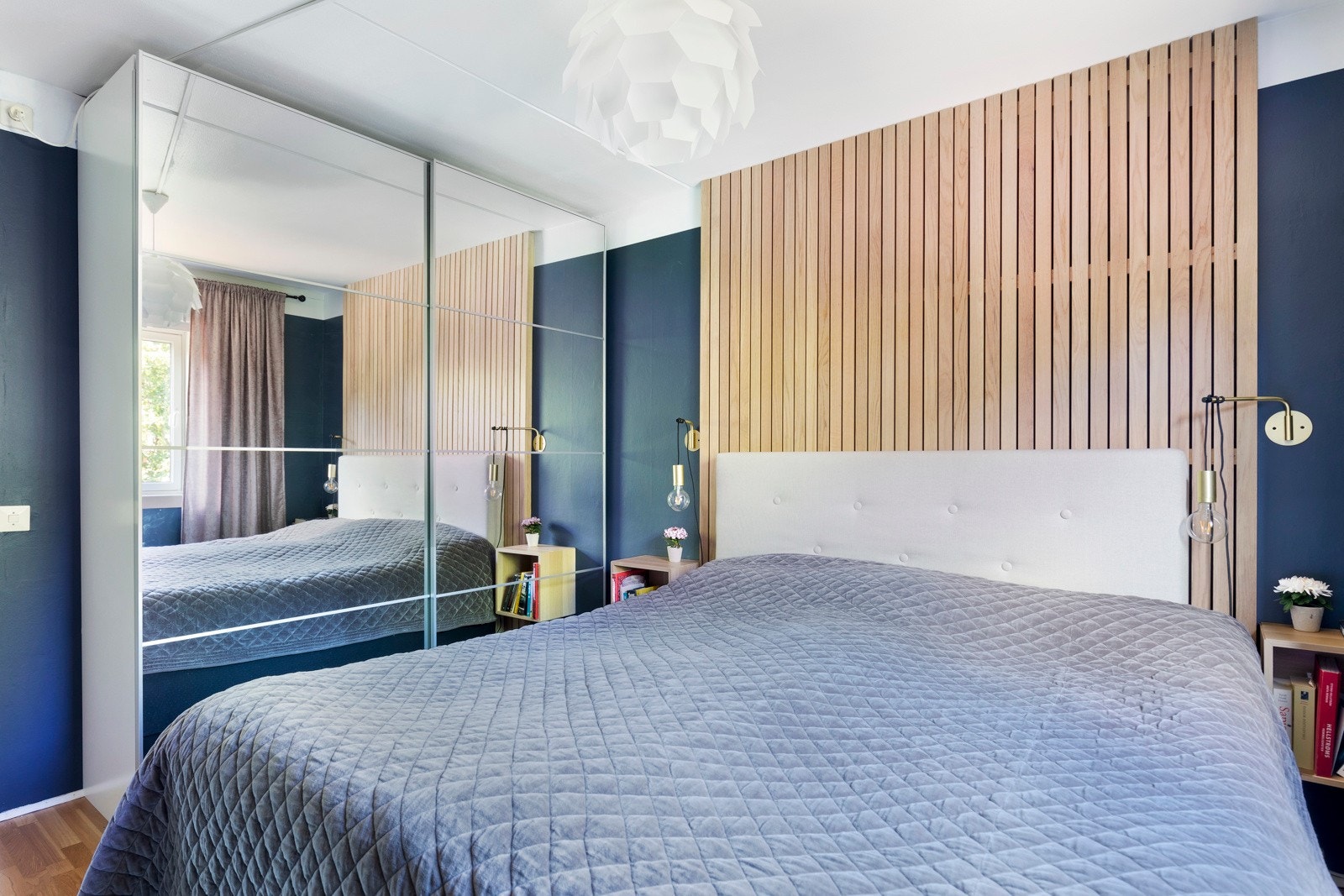 Hovedsoverommet er innredet med stor skyvedørsgarderobe med speildører. Galleribilde