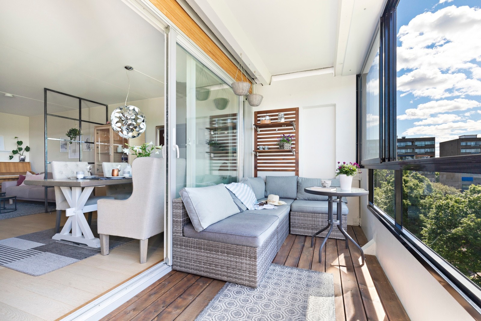 Balkongen ligger sydvendt med gode solforhold. Galleribilde