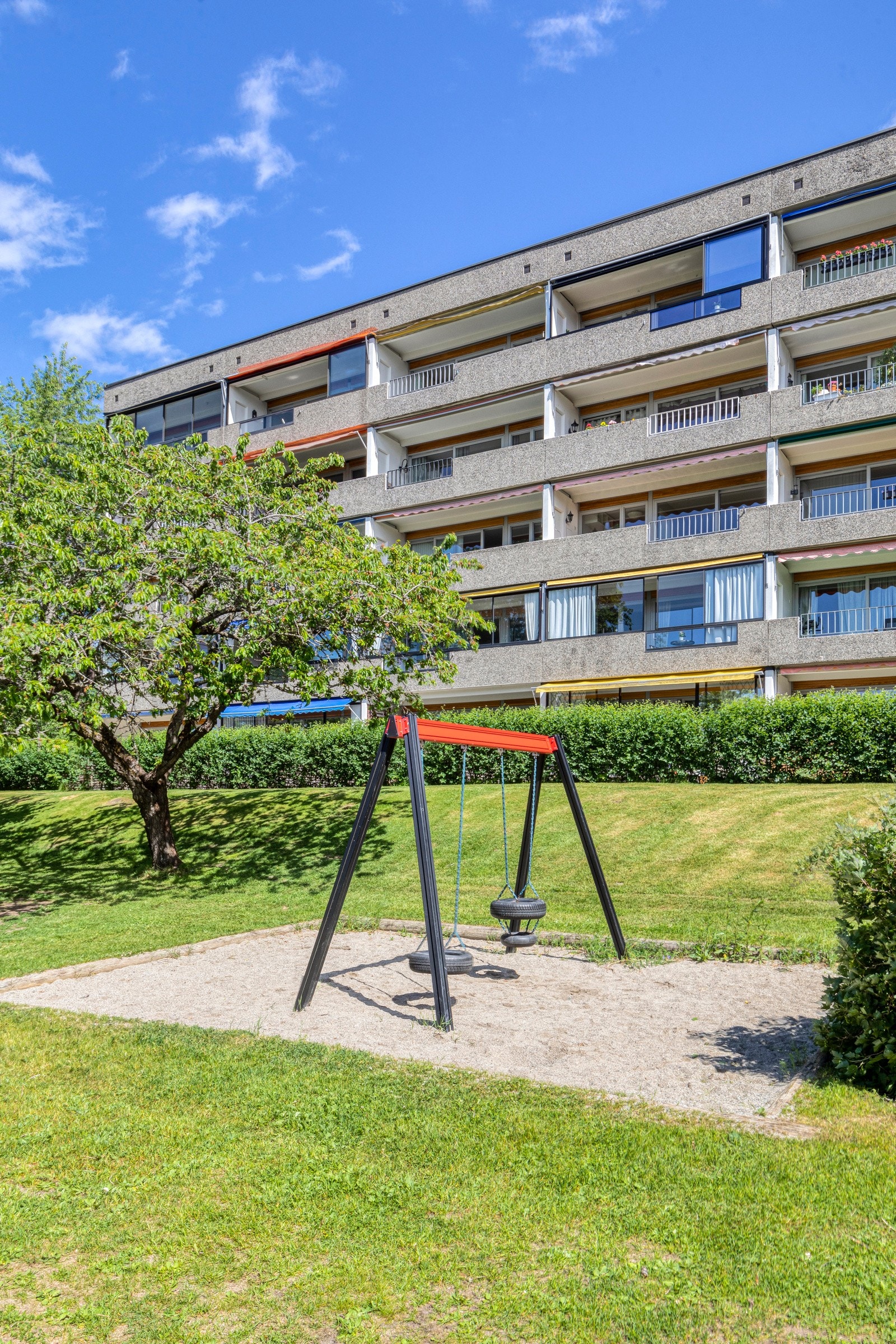 Barnevennlig beliggenhet med lekeapparater og flere grøntarealer. Galleribilde