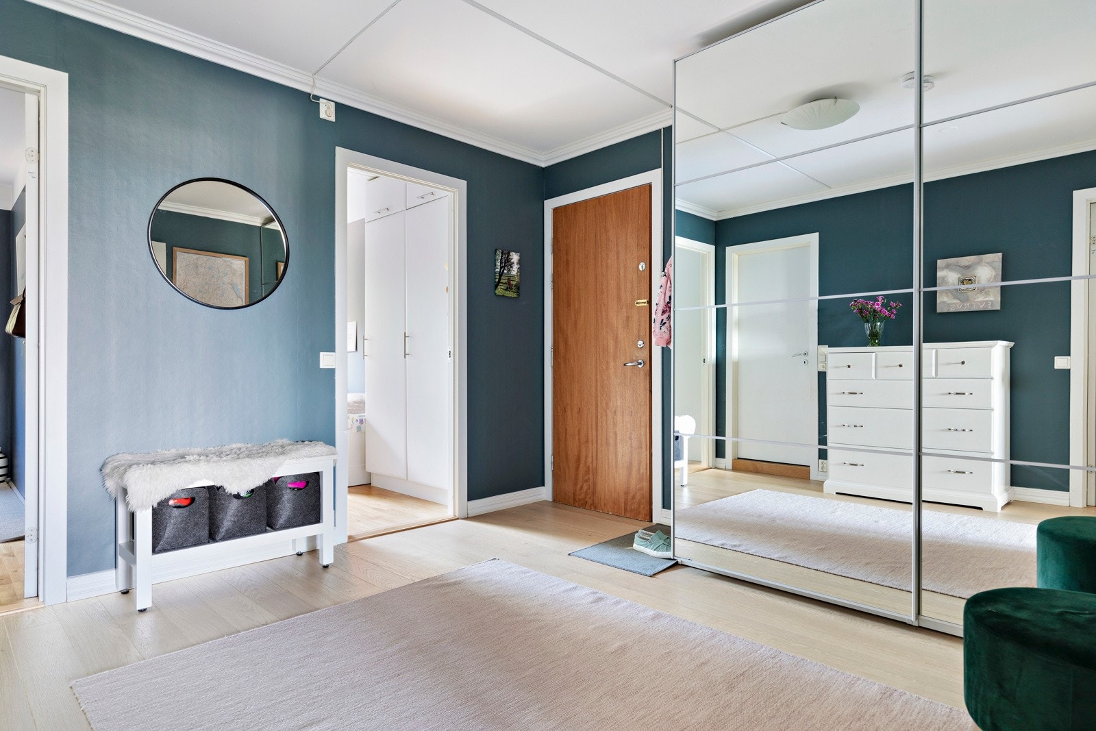 Behagelig og innbydende entré med stor skyvedørsgarderobe og ytterligere plass til andre oppbevaringsløsninger. Galleribilde