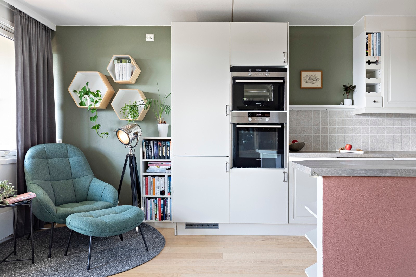 Stue og kjøkken ligger i delvis åpen løsning. Man kan fortsatt skjerme matlaging og oppvask fra sofakroken. Galleribilde