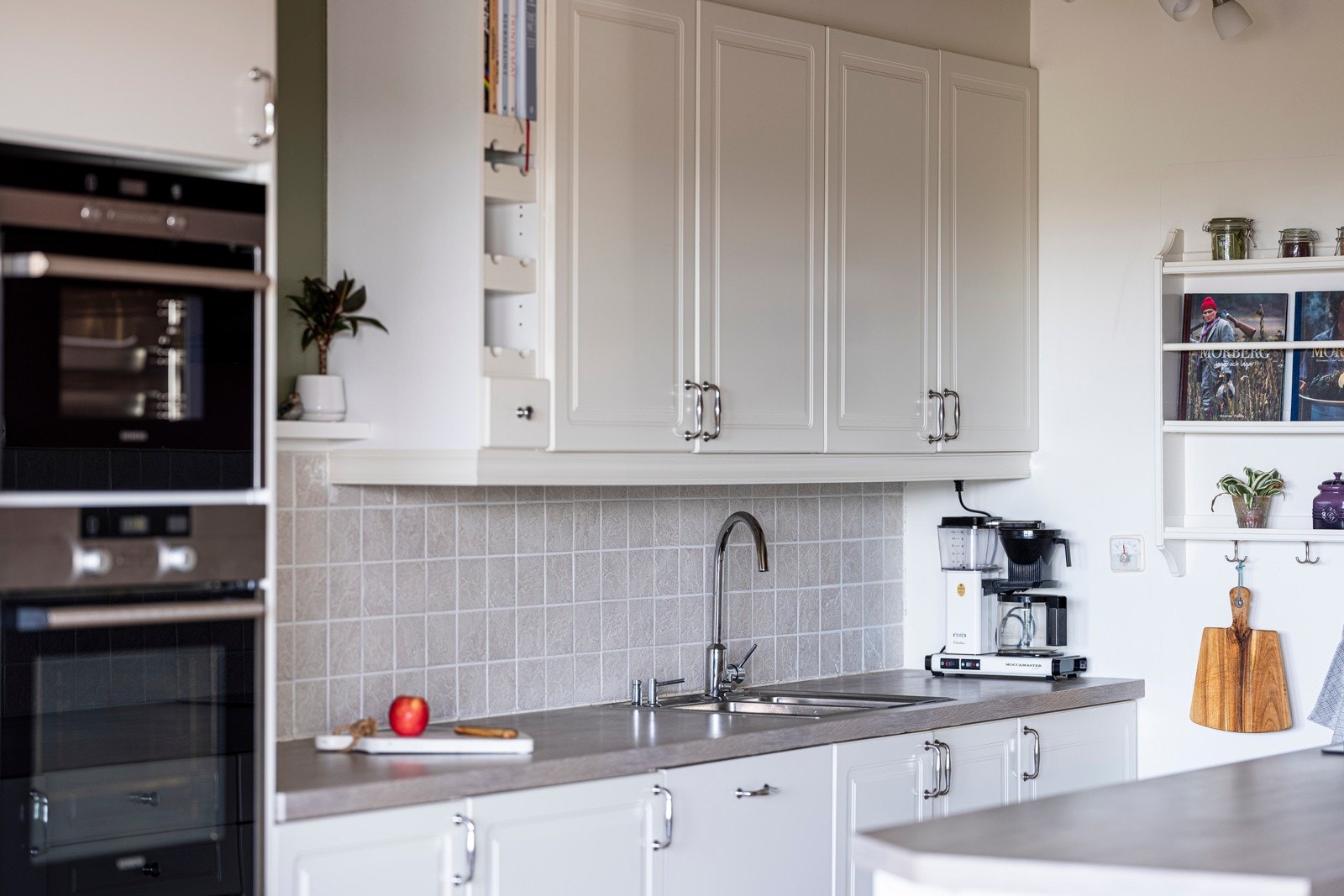 Kjøkkenet er også godt utstyrt med alt man trenger av integrerte hvitevarer som medfølger. Galleribilde