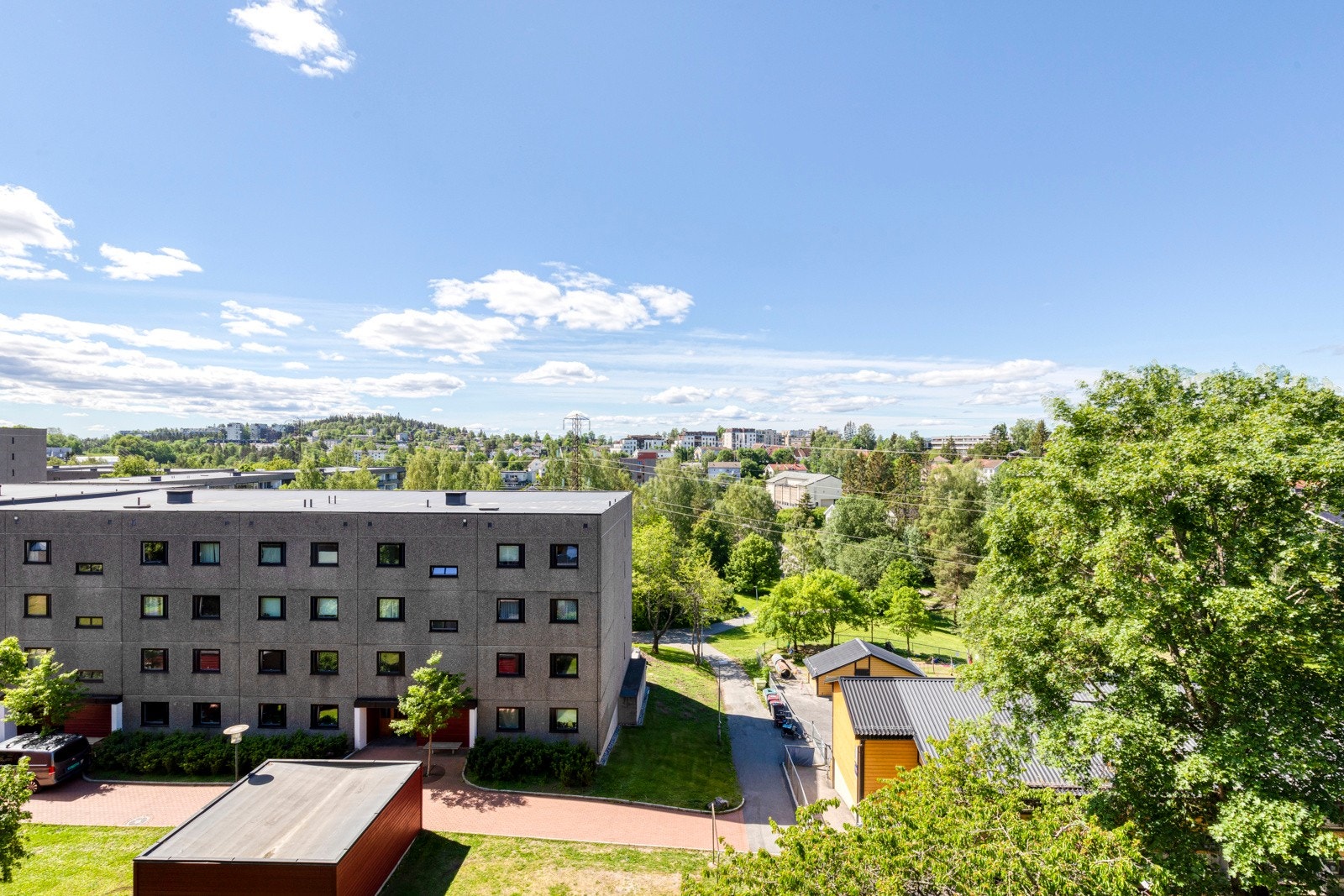 Leiligheten ligger i toppetasjen - uten innsyn og herlig utsikt over nærområdet. Galleribilde