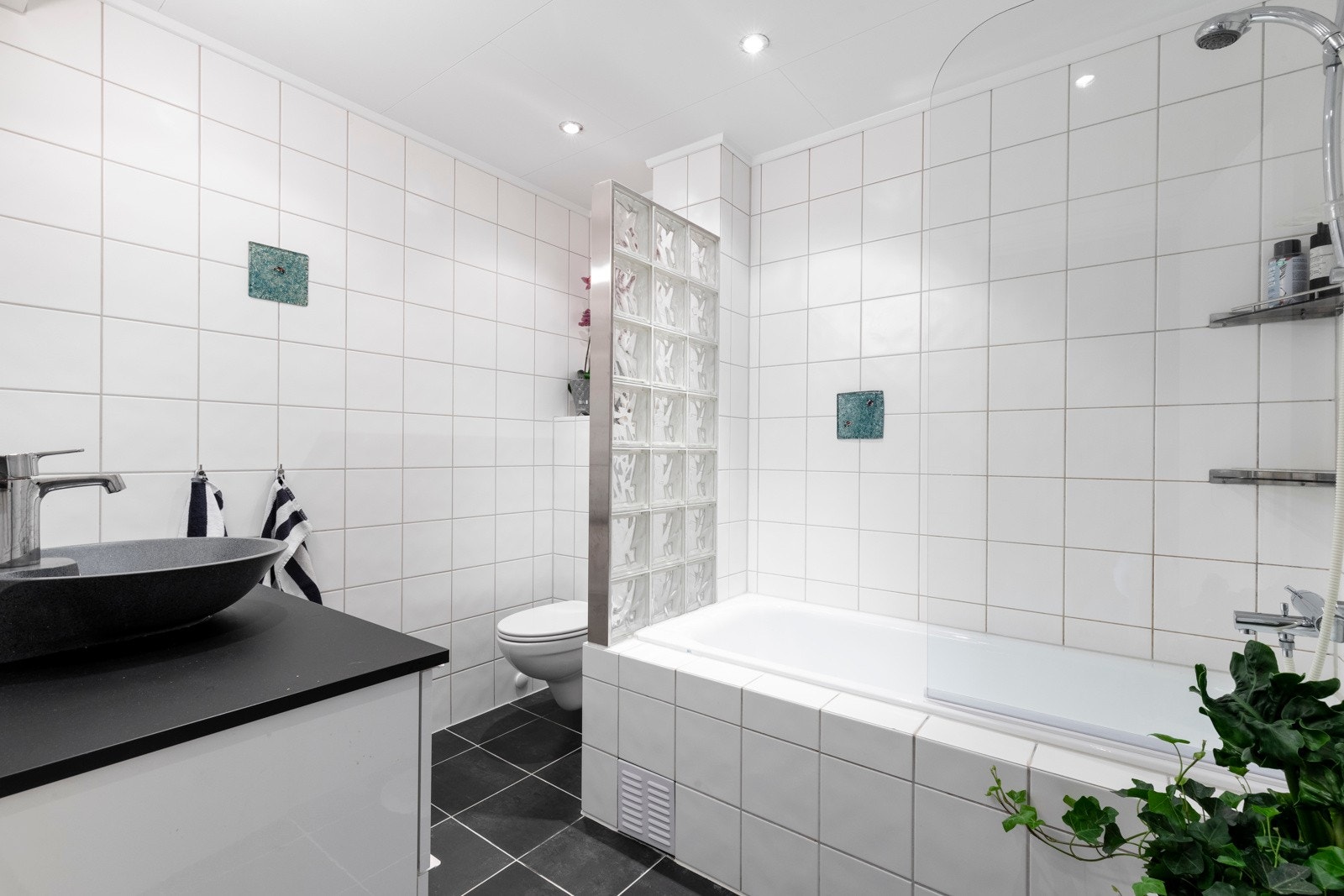 Delikat og romslig bad fra ca. 2000 med nyere innredning i 2017. Galleribilde