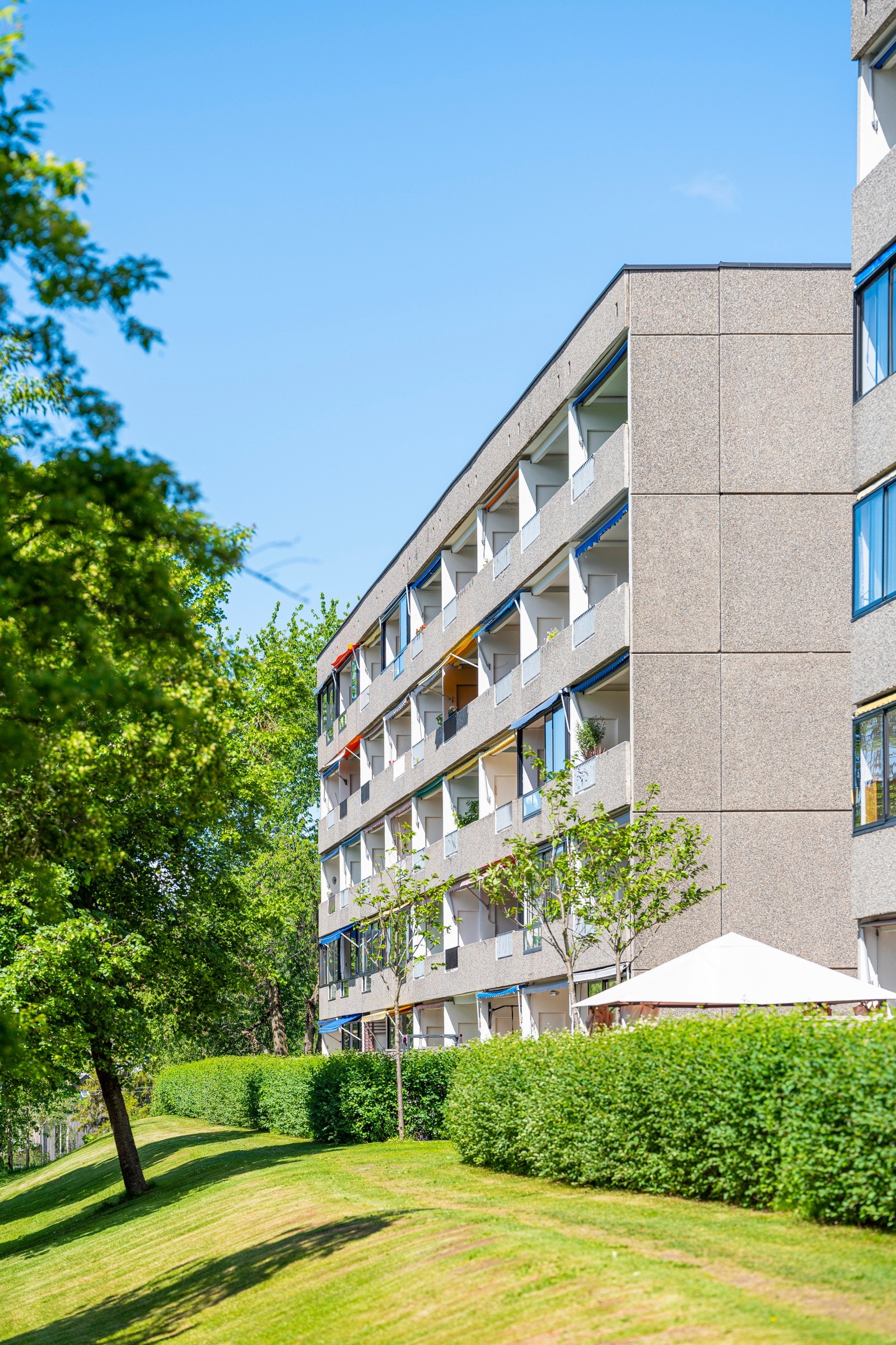 Med leiligheten følger garasjeplass under bygget med mulighet for elbillader. Galleribilde