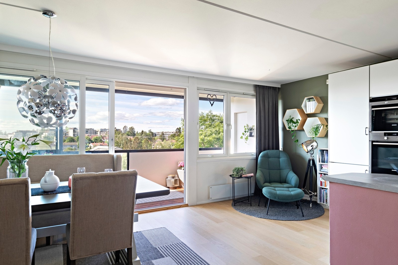 Stuen er enkel å innrede og den lar seg fint inndele i ulike soner. Galleribilde