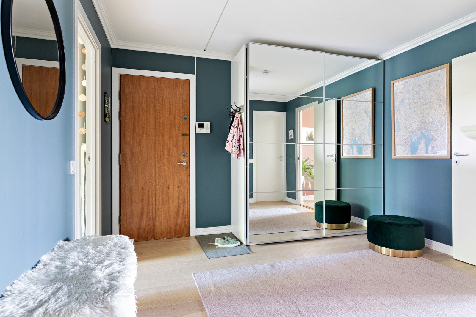 Det er bestilt ny entrédør med estimert levering ila. sommeren. Galleribilde