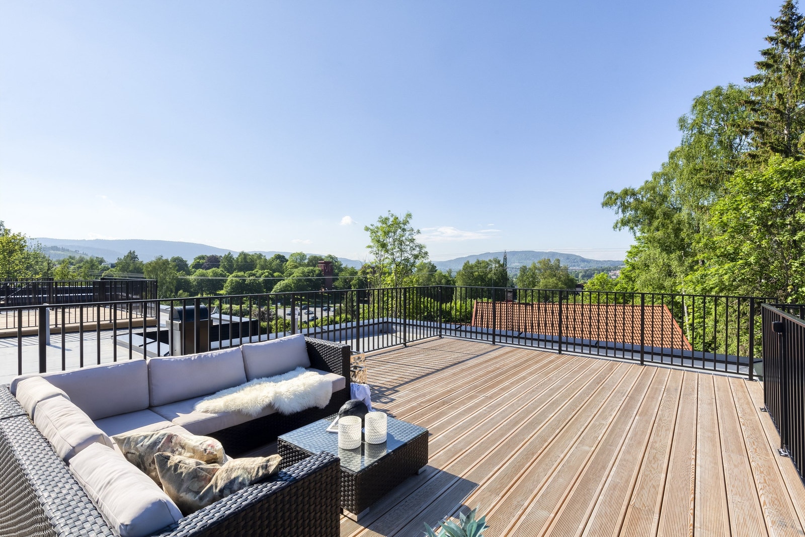Takterrasse med panoramautsikt mot fjorden og Kolsåstoppen Galleribilde