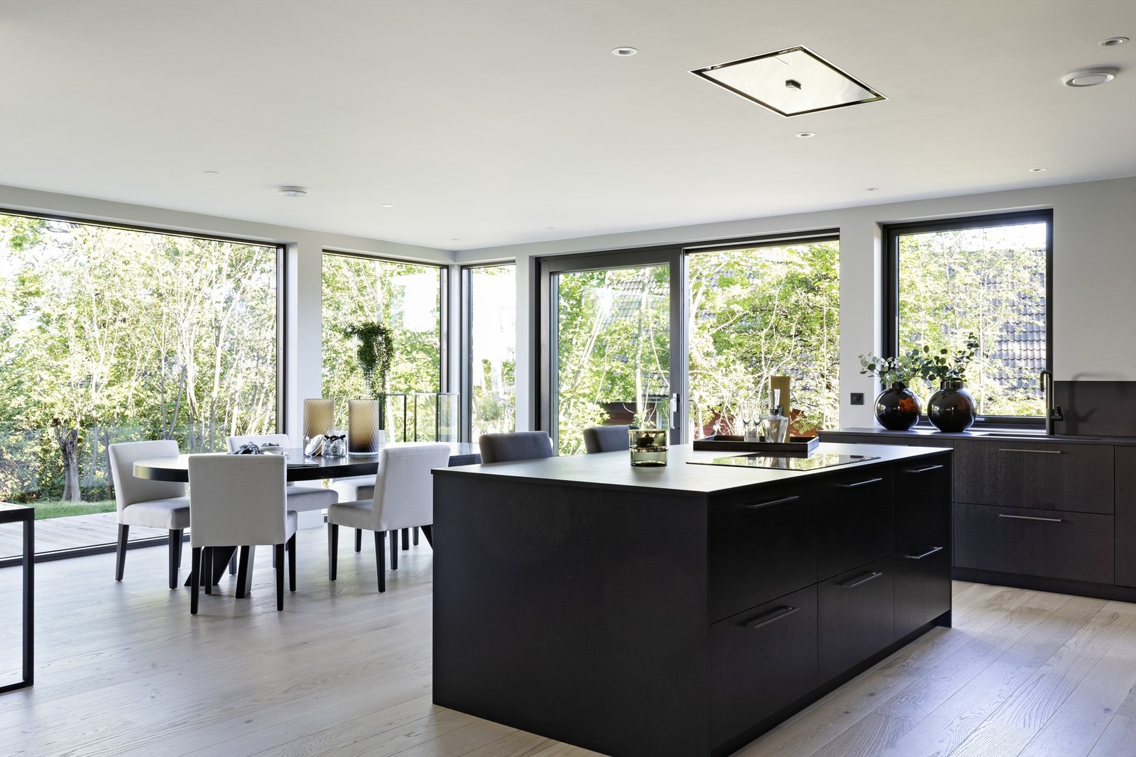 Eksklusiv, møbelsnekret kjøkkeninnredning med Dekton benkeplate og hvitevarer fra Bosch Galleribilde