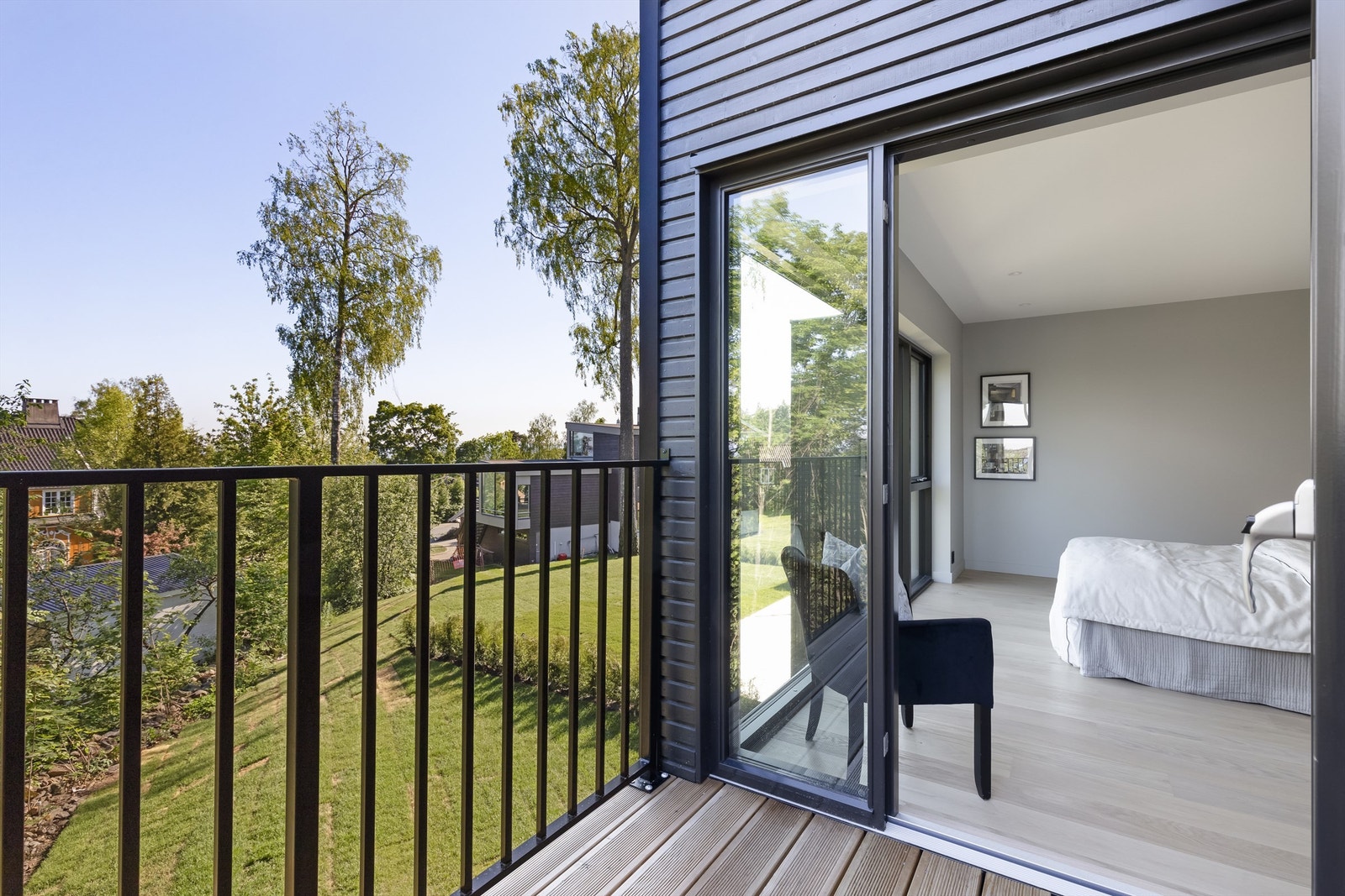 Fra master bedroom har du utgang til balkong på 7 kvm, med ettermiddags og kveldssol. Galleribilde