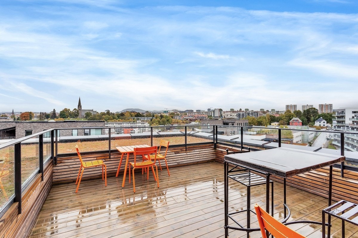 Det er egen takterrasse i bygget hvor du kan invitere venner og nyte sola hele dagen! Galleribilde