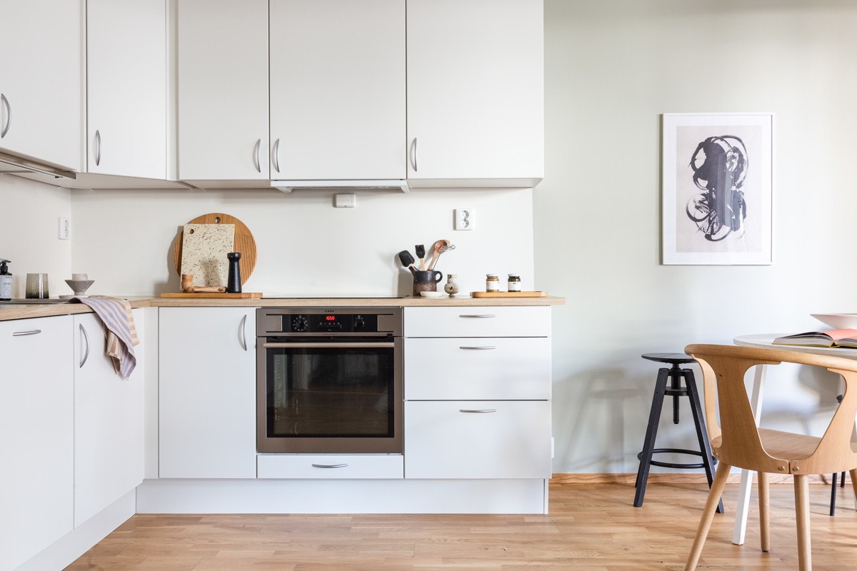 Kjøkkenet er lyst og tidløst med integrerte hvitevarer. Galleribilde