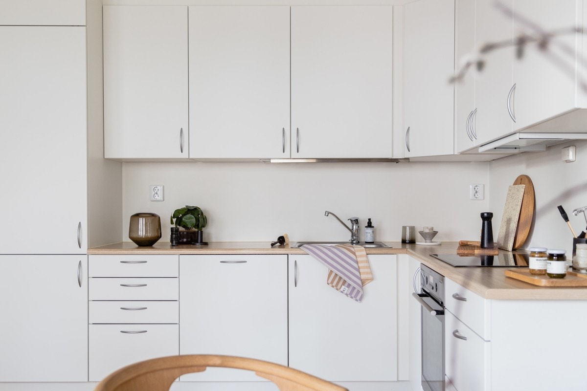 Kjøkkenet har mye skap- og benkeplass, og inviterer til flere kokker og matglade gjester. Galleribilde