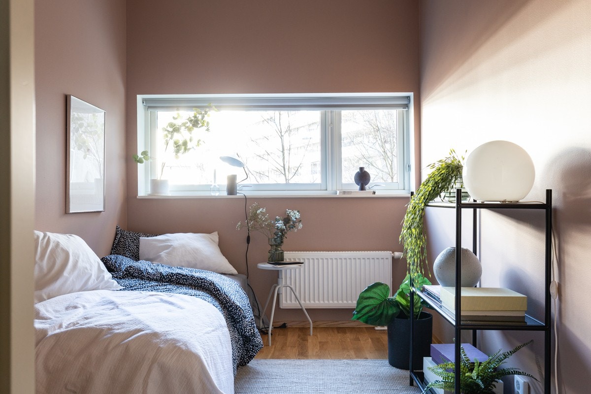 Soverom nummer to har også plass til dobbeltseng og garderobeløsning. Galleribilde