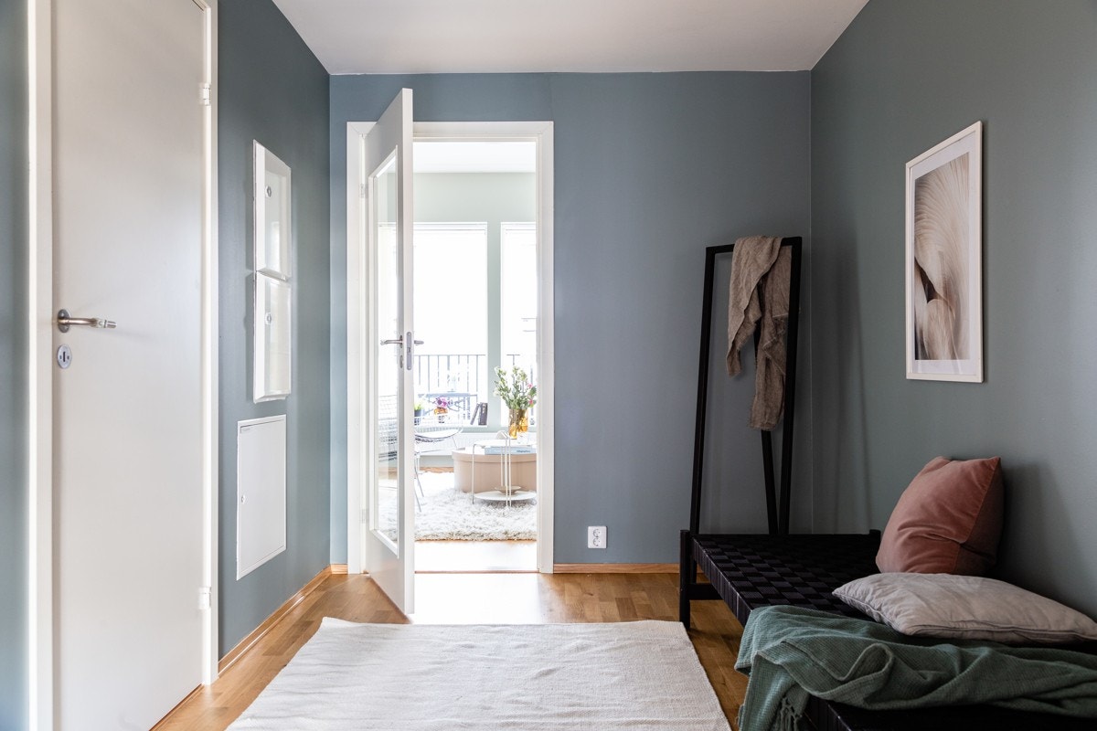 Første møte med boligen er en hyggelig entrè som binder alle rom sammen på en fin måte. Her er det god plass til garderobeløsning med plass til sko, yttertøy etc. Galleribilde