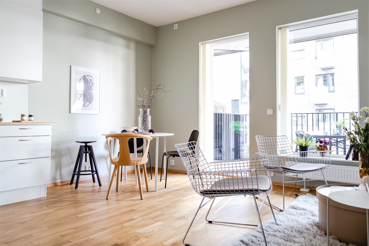 Takhøyden er målt til over 2,8 meter. Vinduer som omtrent går fra gulv til tak sørger for en lys og behagelig romfølelse. Galleribilde