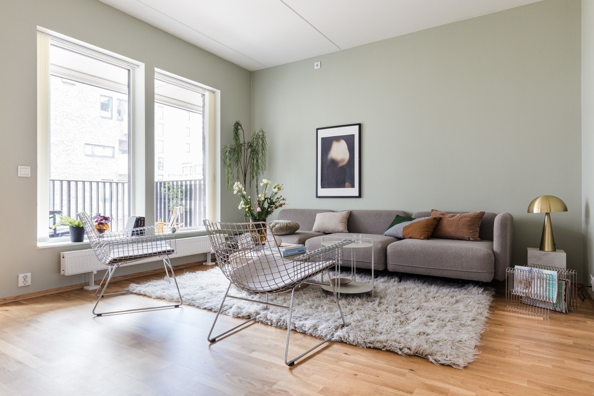 Stue og kjøkken er i åpen løsning, likevel adskilt i naturlige soner. Det er god plass til en ordentlig sofa-krok i tillegg til spisegruppe. Galleribilde