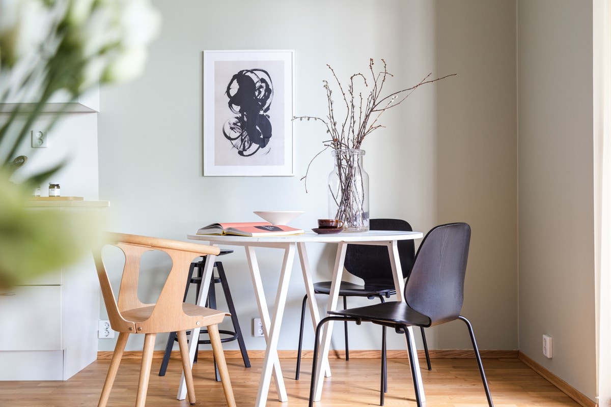 Spisegruppen finner sin naturlige plass. Her er det fint mulig å dekke på til flere gjester. Galleribilde