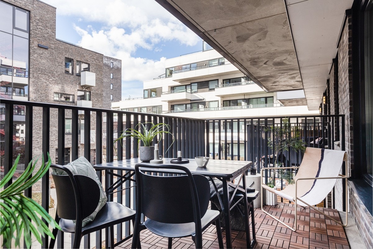 Fra stuen er det utgang til en romslig balkong på 8 kvm. mot vest. Galleribilde