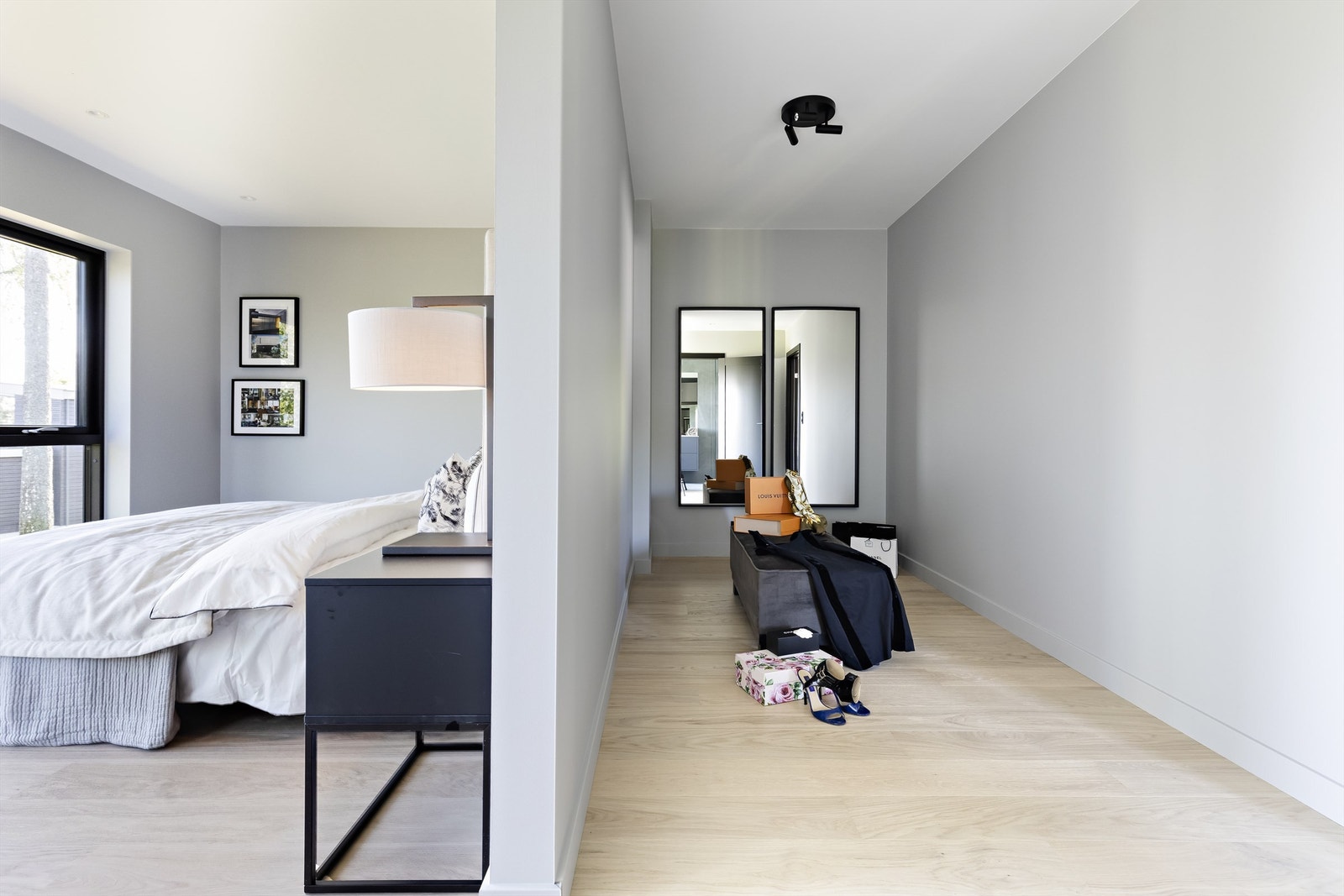 Master bedroom har også stor “walk in”. Bilder fra Sykehusveien 6A. Enheten er identisk, men speilvendt fra bildene Galleribilde