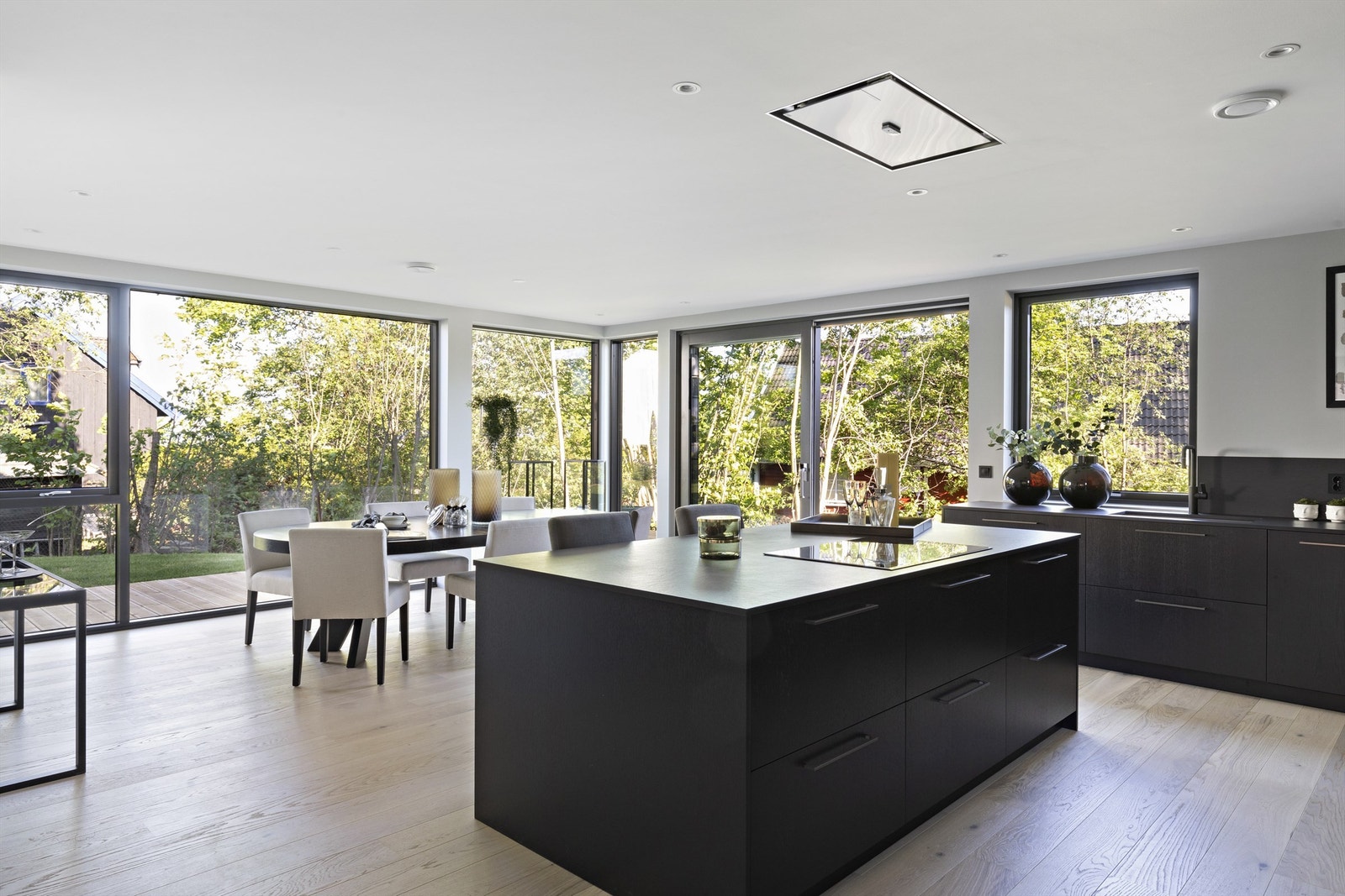 Eksklusiv, møbelsnekret kjøkkeninnredning med Dekton benkeplate og hvitevarer fra Bosch. Bilder fra Sykehusveien 6A. Enheten er identisk, men speilvendt fra bildene. Galleribilde