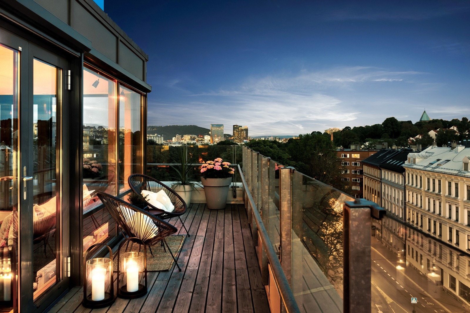 Kveldsstemning på takterrassen. Galleribilde