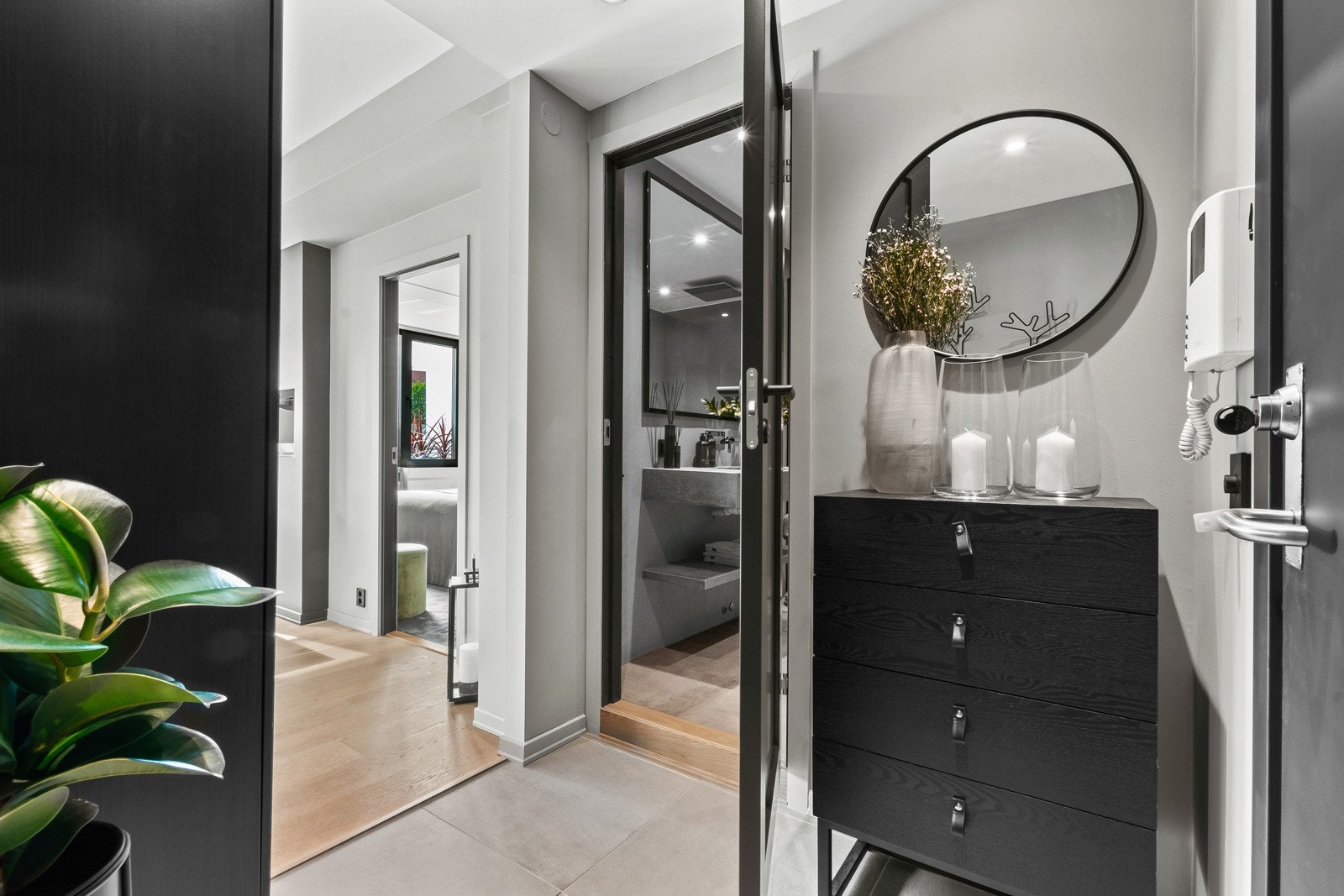 Lys entré med italienske fliser og downlights sikrer et godt førsteinntrykk. Velkommen til en hyggelig visning! Galleribilde