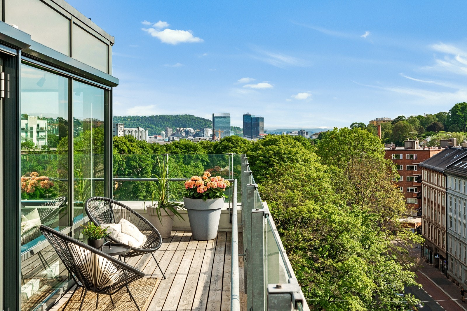 Velkommen til en strøken og unik utsiktsleilighet på toppen av Kiellands Plass med 32 kvm privat takterrasse. Husk visningspåmelding! Galleribilde