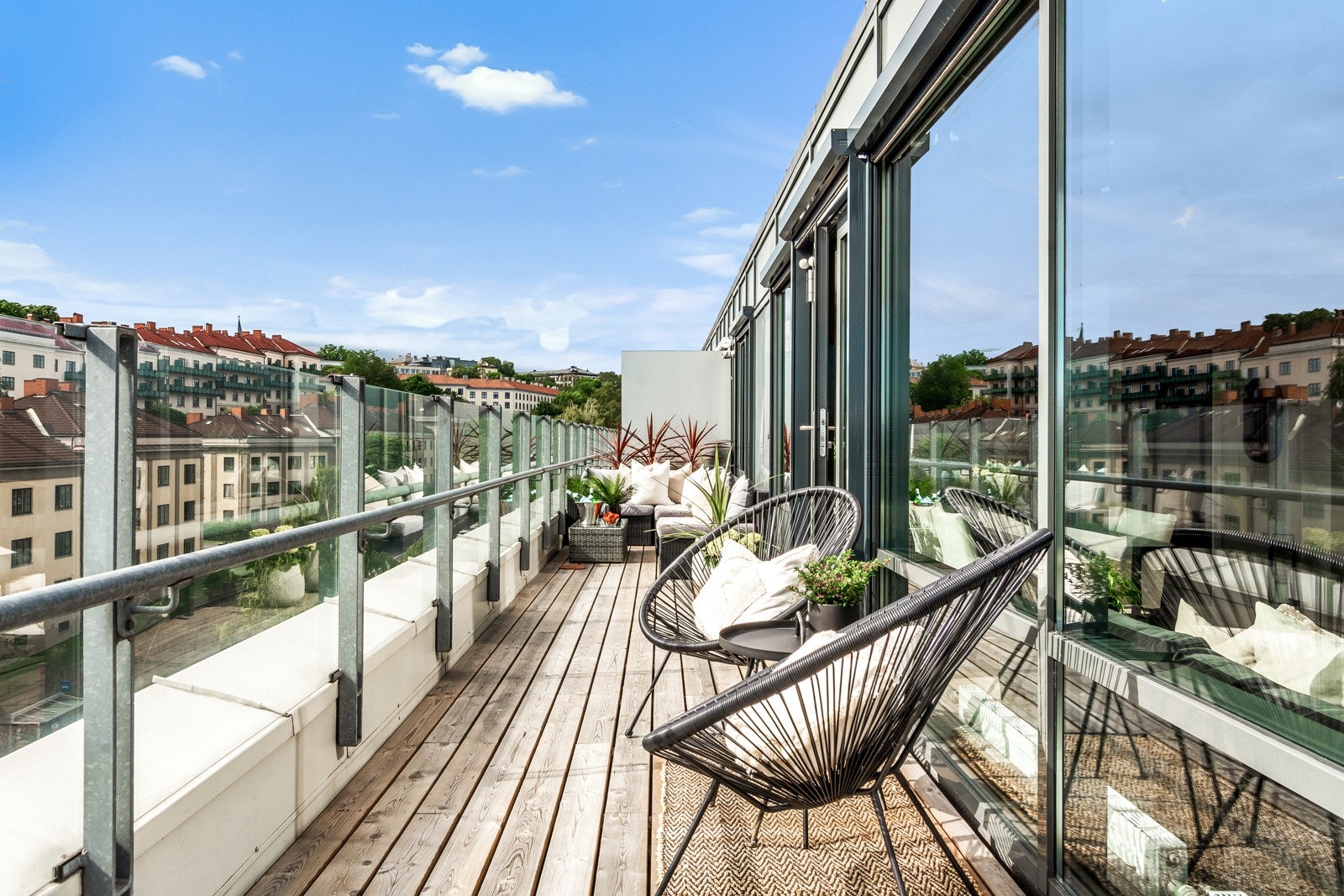 Takterrassen har man stor glede av under sommerhalvåret. Det er også den perfekte utsiktsposten til fyrverkeri på nyttårsaften. Galleribilde