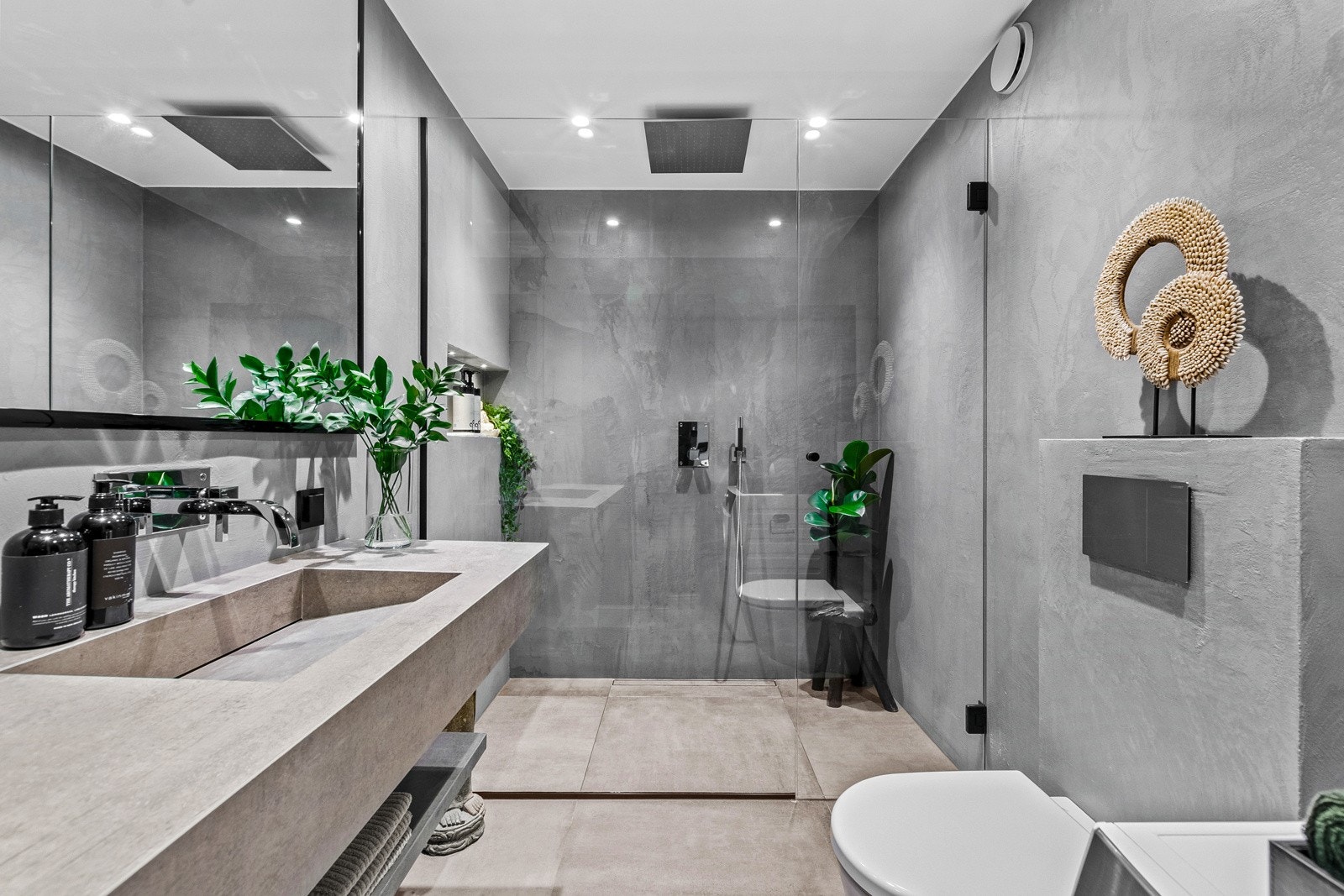 Lekkert spa-bad fra 2018 med moderne innredning og materialer. Her er det italienske fliser, spesialstøpt servantinnredning og mikrosement på vegger. Dokumentasjon foreligger. Galleribilde