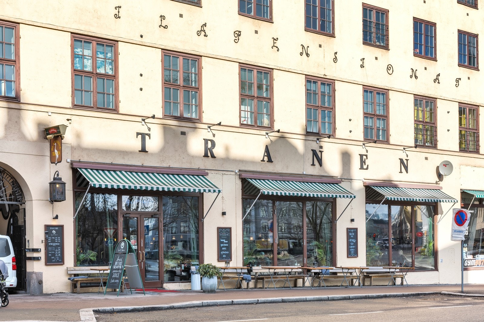 Populære Tranen/Åpent Bakeri ligger like ovenfor veien og har nydelig frokost og lunsj på dagtid før det blir kanskje byens beste pizza på ettermiddag og kveld. Galleribilde