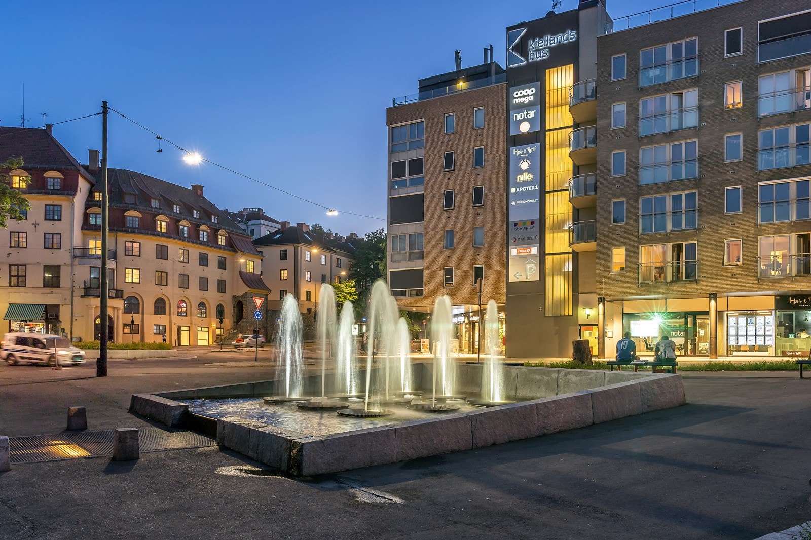 Når du bor på toppen av Kiellands hus er alt tilrettelagt for en praktisk og tørrskodd hverdag med bl.a. Coop Mega, Apotek 1, Vinmonopolet, Cutters og blomsterbutikk med heisadkomst til senter. Galleribilde