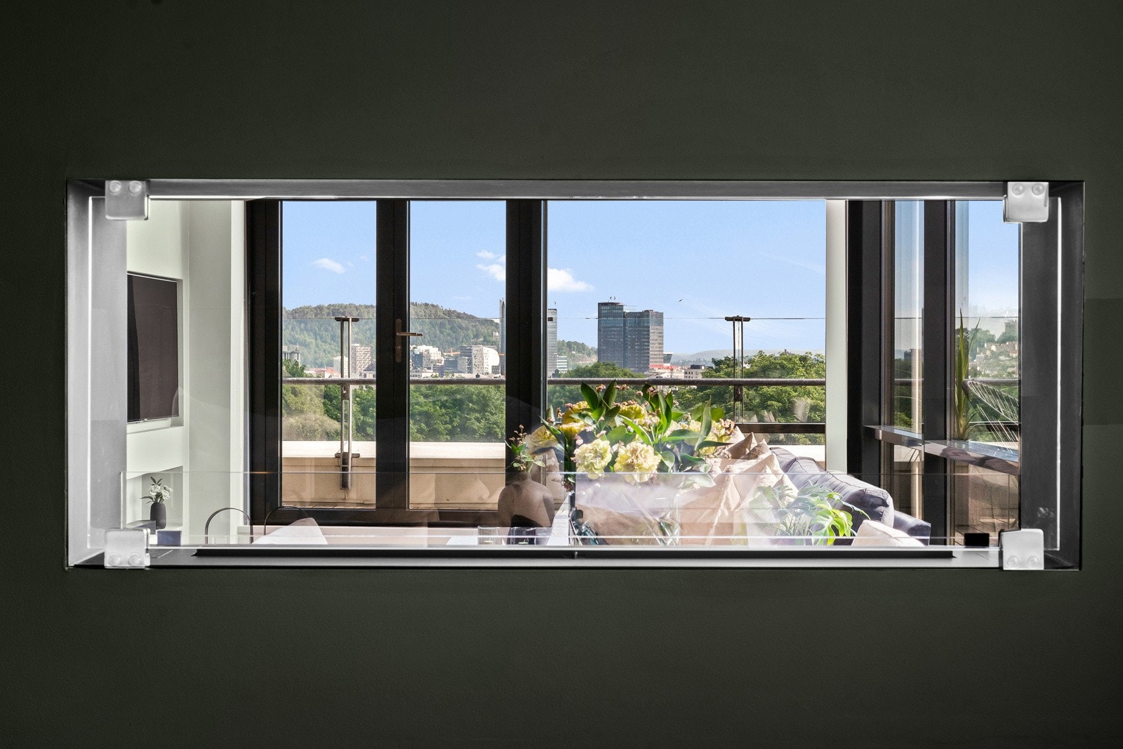 Her våkner du opp til et behagelig utsiktsbilde over Oslo. Tilpasset lystett gardin medfølger. Galleribilde