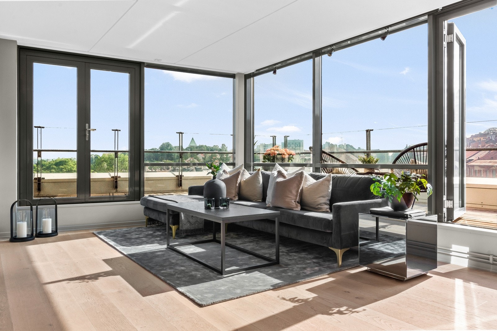 Stuen har god plass til sofagruppe og stuebord. Galleribilde