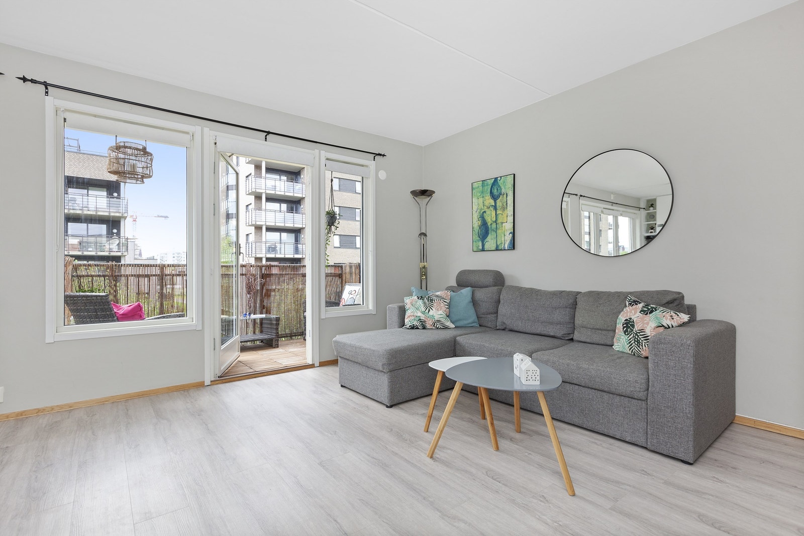 Stue med utgang til solrik sydvendt balkong på 5,3 m². Galleribilde