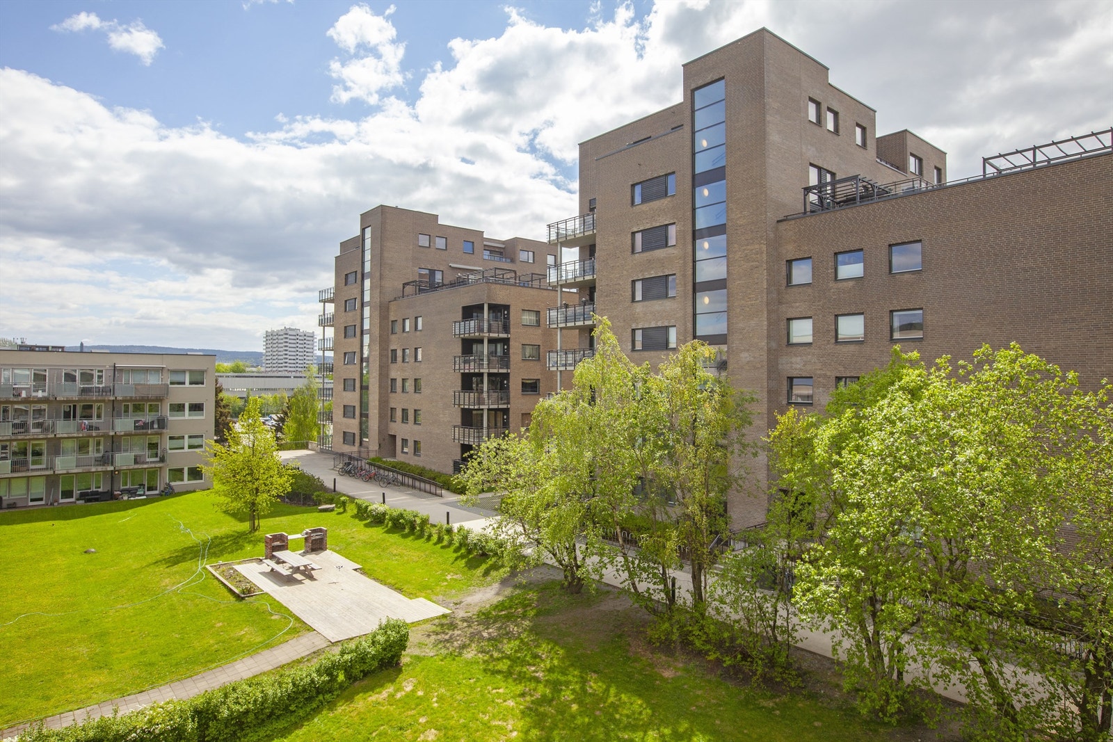 Utsikt over pent opparbeidet indre gårdsrom. Galleribilde