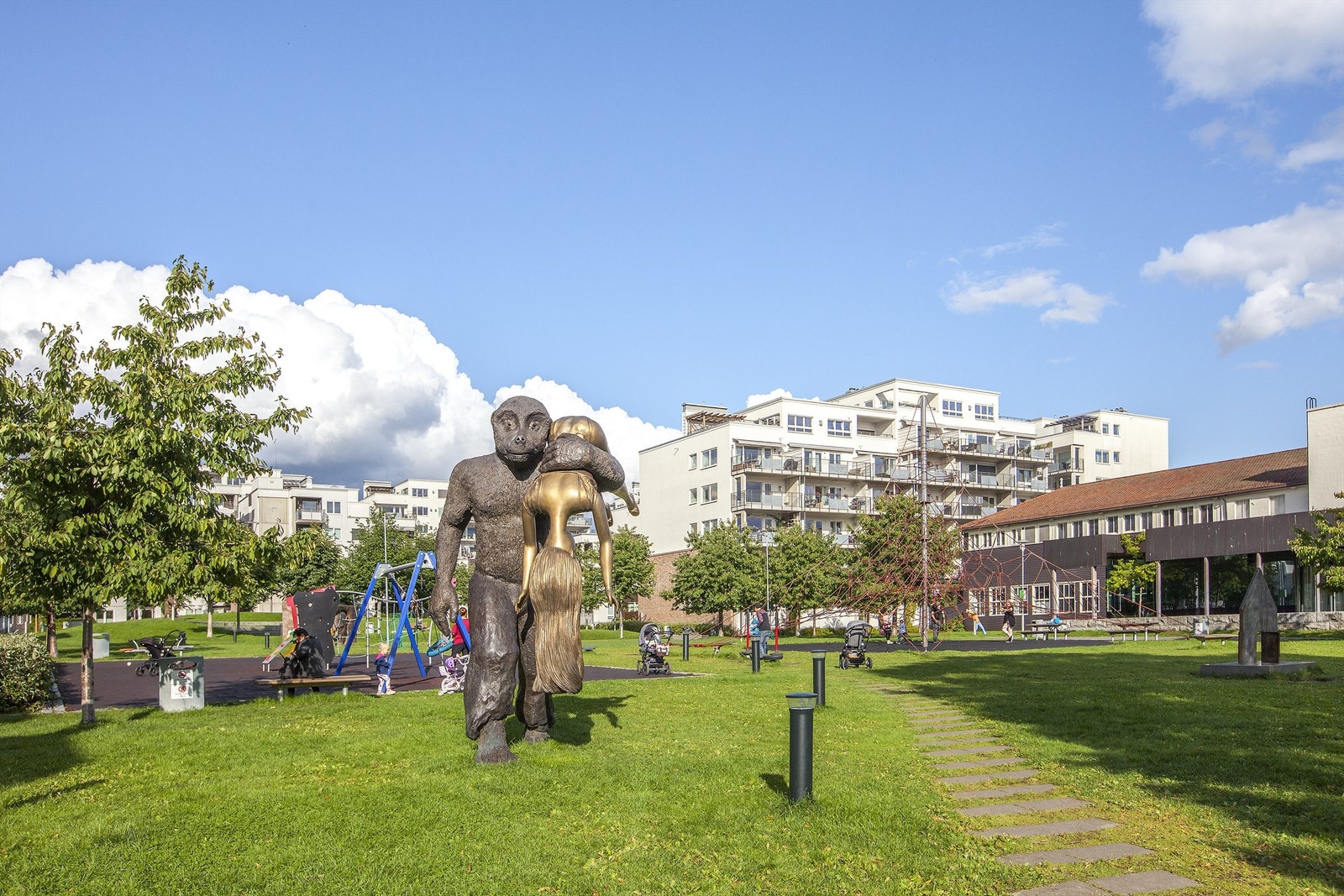 Peer Gynt parken er i gangavstand fra leiligheten og er et populært samlingssted blant beboerne i området Galleribilde