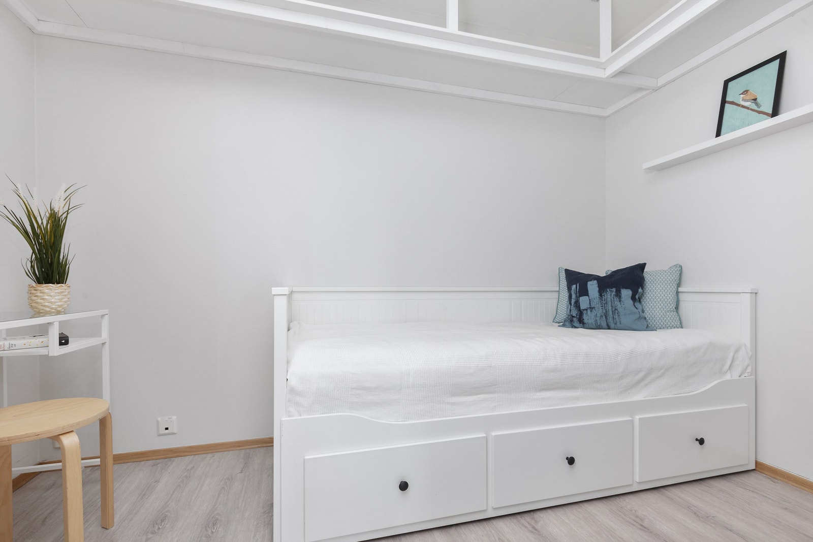 Fra stuen er det adkomst til praktisk og romslig innvendig rom / alkove som idag benyttes som kontor / gjesterom. Galleribilde