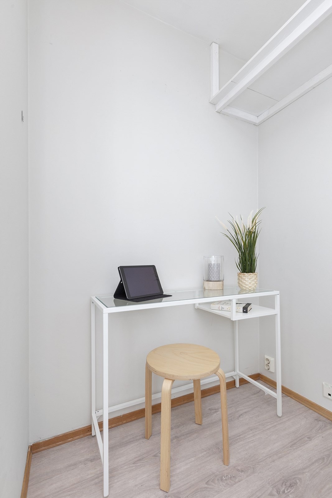 Rommet benyttes også som hjemmekontor da det er god plass til arbeidsbord. Galleribilde